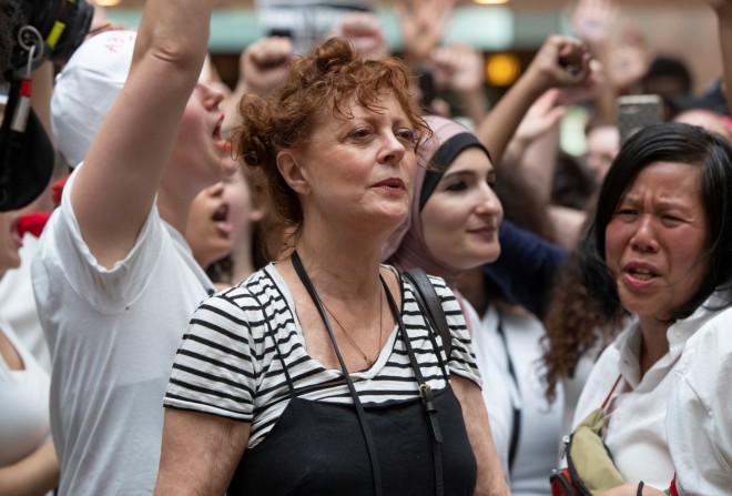 Η Σούζαν Σάραντον σε διαμαρτυρία κατά του Ντόναλντ Τραμπ το καλοκαίρι του 2018