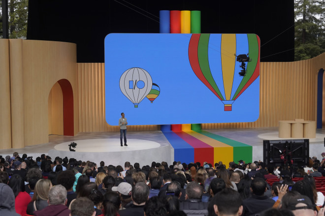 Η Google κατέστησε την τεχνητή νοημοσύνη πρωταγωνιστή του συνεδρίου Google I/O (AP Photo/Jeff Chiu)