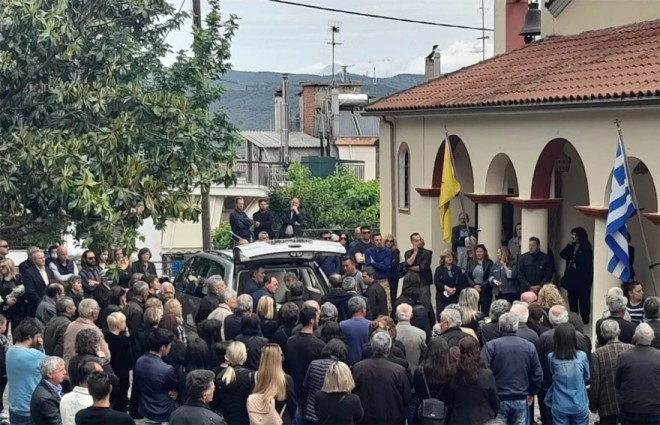 Πλήθος κόσμου πήγε στην κηδεία του 5,5 μηνών βρέφους που το ξέχασε ο πατέρας του στο αυτοκίνητο στην Άρτα