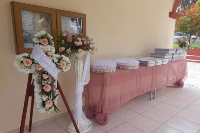 Στην κηδεία του 5,5 μηνών βρέφους που το ξέχασε ο πατέρας του στο αυτοκίνητο μοιράστηκαν μπομπονιέρες και γλυκά βάφτισης