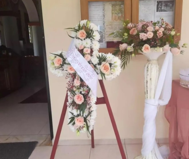 Τα στεφανια στην κηδεία του 5,5 μηνών βρέφους στην Άρτα ήταν από λουλούδια σε ροζ και λευκές αποχρώσεις