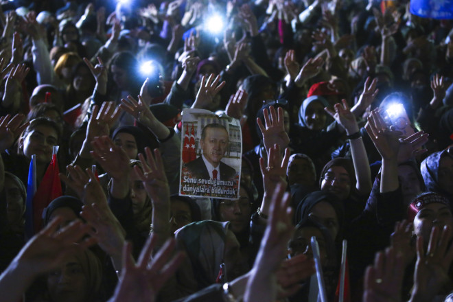 Οι δημοσκοπήσεις στην Τουρκία δεν επιβεβαιώθηκαν και ο Ερντογάν αποδείχθηκε πολύ σκληρός για να πεθάνει - AP
