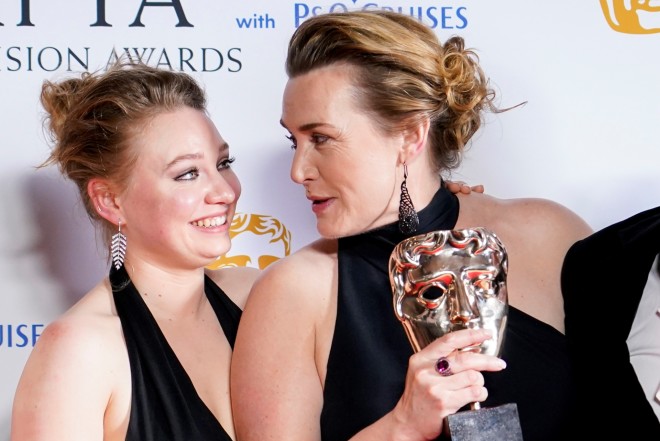 BAFTA 2023: Η Κέιτ Γουίνσλετ με την 22χρονη κόρη της, Μία Θρίπλετον