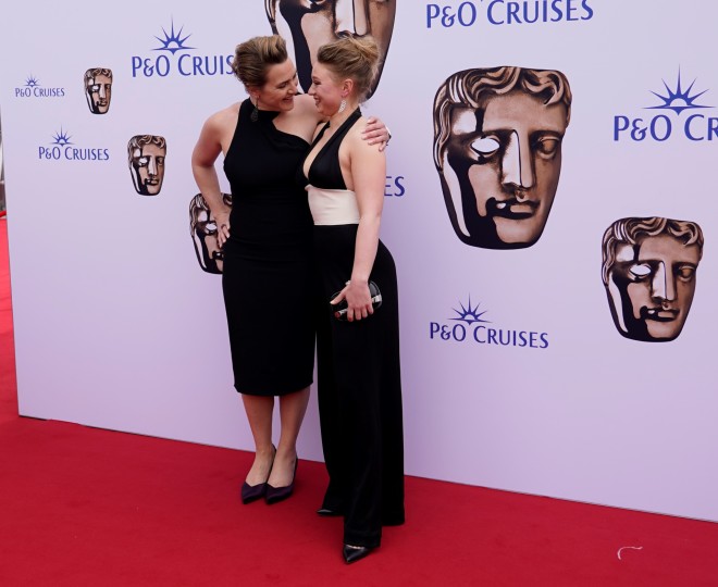 BAFTA 2023: Μαμά & κόρη ντυμένες στα μαύρα! /