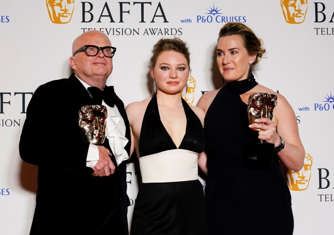 BAFTA 2023:Η Κέιτ Γουίνσλετ κι η Μία Θρίπλετον με τον σκηνοθέτη Ντόμινικ Σάβατζ