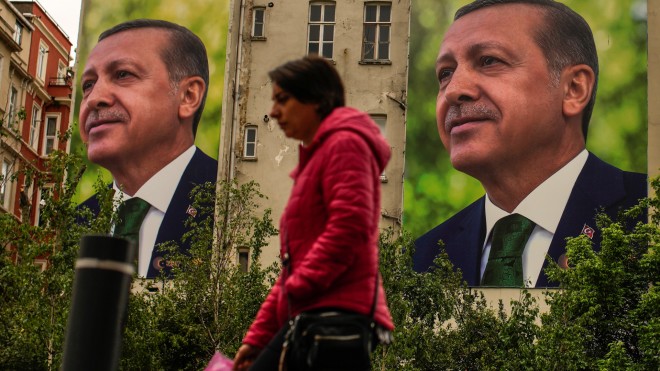 Μεγάλες αφίσες στην Κωνσταντινούπολη με το πορτρέτο του Ερντογάν ενόψει των τουρκικών εκλογών/ AP Photo/Emrah Gurel