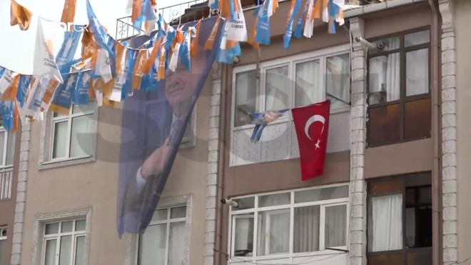 Σημαίες, αφίσες με το πρόσωπο του ήρωά τους, σε κάθε μπαλκόνι, σε κάθε παράθυρο της φτωχογειτονιάς όπου μεγάλωσε  ο Τούρκος πρόεδρος- κεντρικό δελτίο Star
