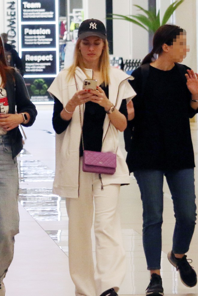 Ευαγγελία Αραβανή: Συνδύασε athletic look με Chanel mini bag!