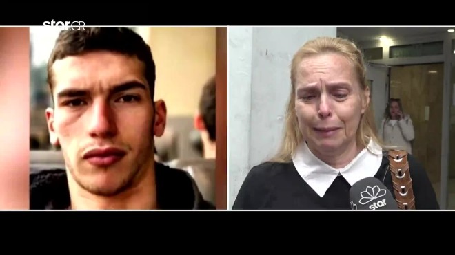Αριστερά ο άτυχος πολίστας Αδαμάντιος Μαντής και δεξιά η μητέρα του με δάκρυα στα μάτια μετά την τέταρτη αναβολή της δίκης