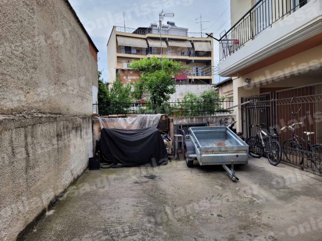 Στο κενό από τον τρίτο όροφο πολυκατοικίας έπεσε 13χρονη υπό αδιευκρίνιστες συνθήκες/ onlarissa