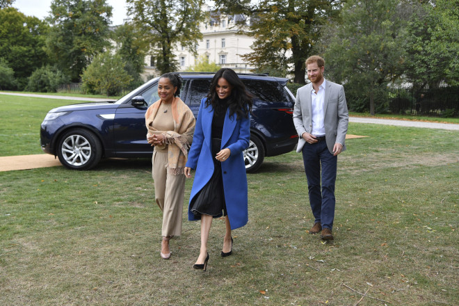Aπό αριστερά η Ντόρια Ράγκλαντ, η Μέγκαν Μαρκλ και ο πρίγκιπας Χάρι, στο παλάτι του Κένσιγκτον το 2018/ (Ben Stansall/Pool Photo via AP, file)