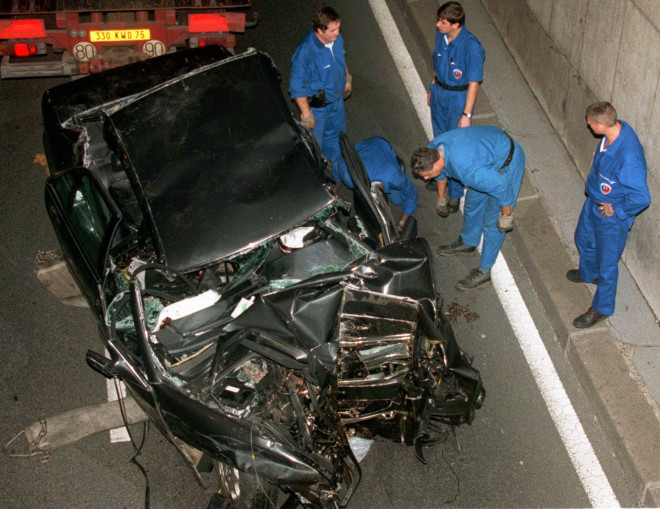 To αυτοκίνητο στο οποίο επέβαινε η πριγκίπισσα Νταϊάνα με τον Ντόντι Αλ Φαγιέντ μετά τη σφοδρή σύγκρουση που τους κόστισε τη ζωή- Η πριγκίπισσα πέθανε σε ηλικία 36 ετών, στις 31/8/97 (AP Photo/Jerome Delay, File)