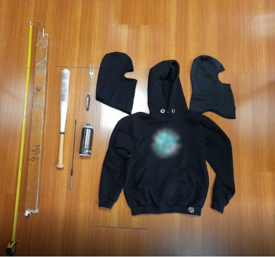 Αντικείμενα που κατέσχεσαν οι αστυνομικοί από τους συλληφθέντες/ πηγή φώτο ΕΛ.ΑΣ