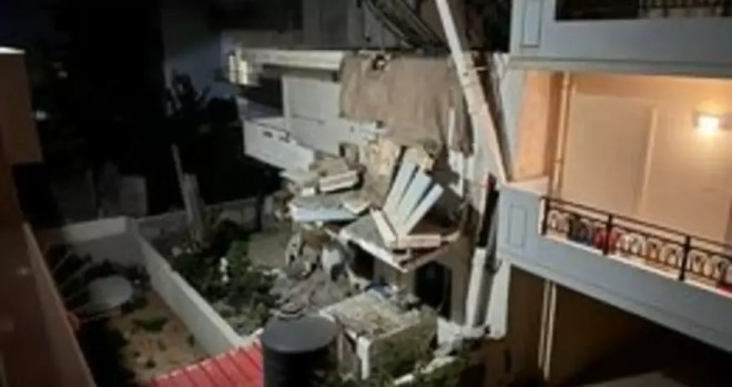 Από τον σεισμό κατέρρευσε τμήμα ταράτσας σπιτιού στα Καμίνια Ηρακλείου - cretalive.gr