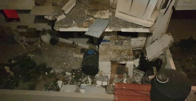 Από τύχη δεν υπήρξαν τραυματίες στα Καμίνια Ηρακλείου, όπου κατέρρευσε από τον σεισμό τμήμα ταράτσας - cretalive.gr