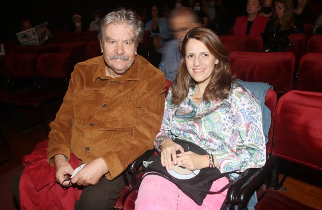 Ο Βασίλης Χαλακατεβάκης με τη σύζυγό του, Δέσποινα Μαραγκουδάκη, σε θεατρική πρεμιέρα / Φωτογραφία: NDP - Έλλη Πουπουλίδου