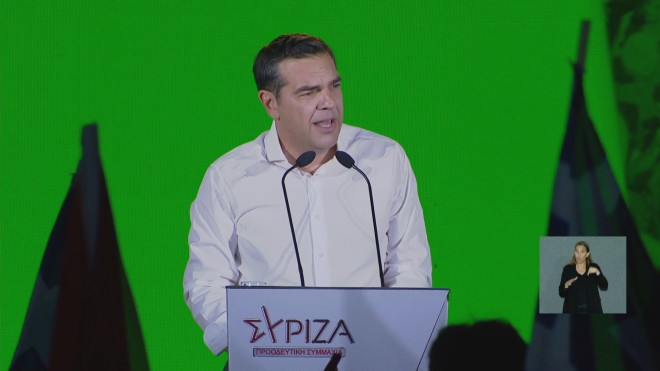 Ο Αλέξης Τσίπρας σε πράσινο φόντο στην ομιλία στην Πάτρα 