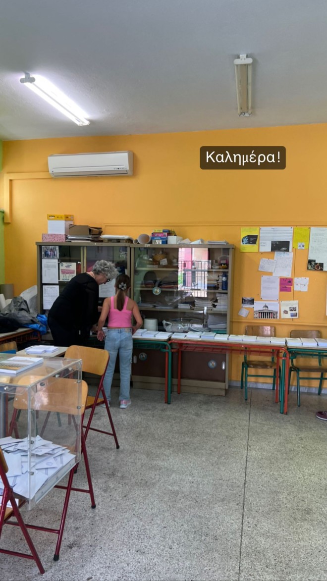 Σταματίνα Τσιμτσιλή: Ψήφισε με τα παιδιά της στην Αθήνα
