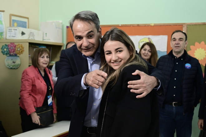 Ο Κυριάκος Μητσοτάκης με την κόρη του Δάφνη στο εκλογικό κέντρο