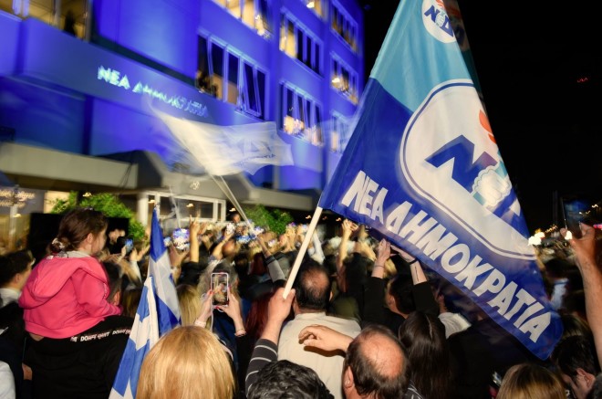 Πανηγυρισμοί έξω από τα γραφεία της Νέας Δημοκρατίας μετά τη σαρωτική νίκη της στις εκλογές / Intime - Γιάννης Λιάκος