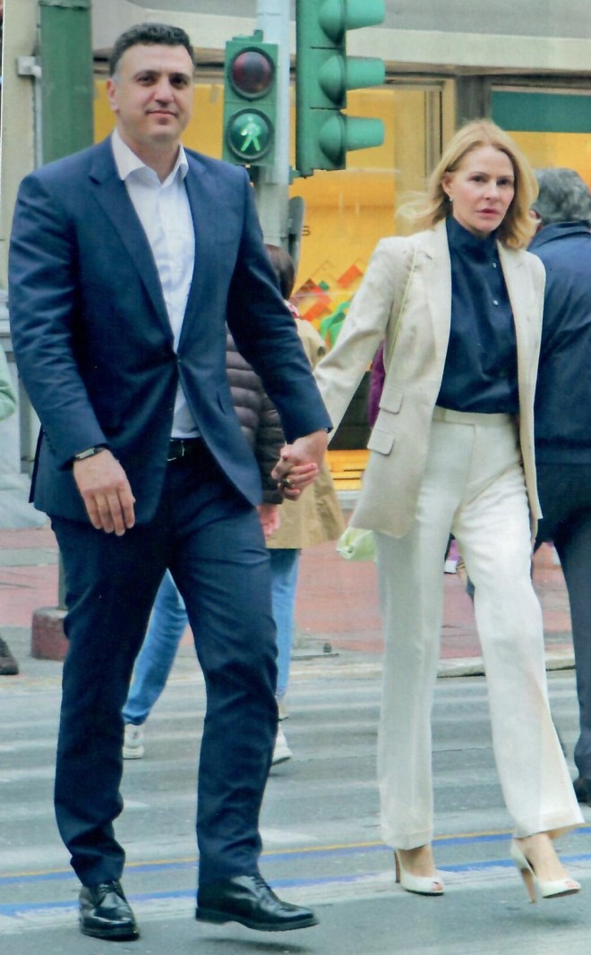 Βασίλης Κικίλιας & Τζένη Μπαλατσινού πιασμένοι χέρι χέρι στο κέντρο της Αθήνας