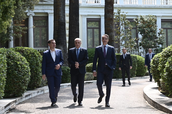 Τσίπρας, Βελόπουλος, Μητσοτάκης κατά την έξοδό τους από το Προεδρικό/ Eurokinissi Τατιάνα Μπόλαρη