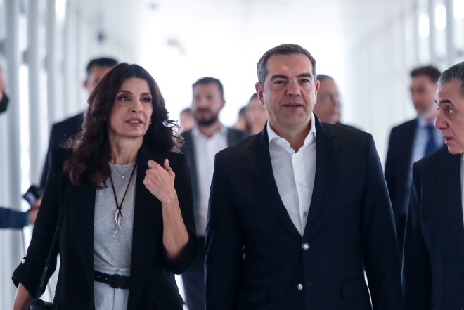 «Στην πρώτη συνάντηση που κάναμε, μετά το αποτέλεσμα των εκλογών, έθεσα εαυτόν στη διάθεση του προέδρου», σημείωσε η Πόπη Τσαπανίδου - Εδώ με τον πρόεδρο του ΣΥΡΙΖΑ, Αλέξη Τσίπρα / Eurokinissi - Γιάννης Παναγόπουλος