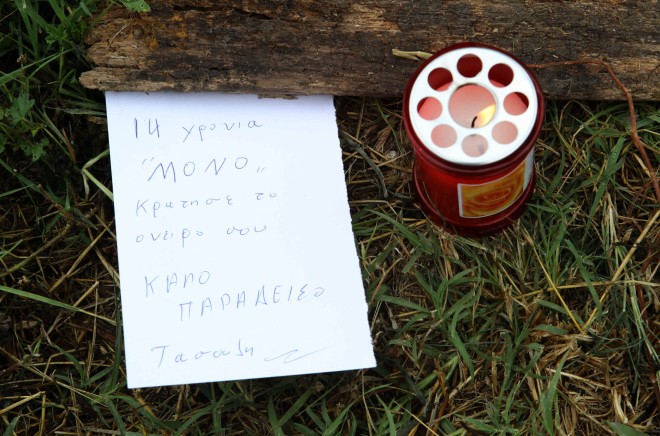 Σημείωμα στο σημείο όπου βρέθηκε νεκρός ο 14χρονος Τάσος/ Eurokinissi Bερβερίδης Βασίλης