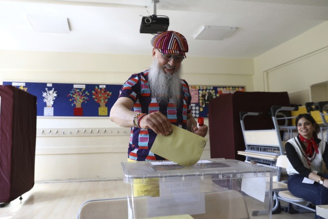 Τούρκος ψηφοφόρος ψηφίζει στον β΄γύρο των προεδρικών εκλογών 