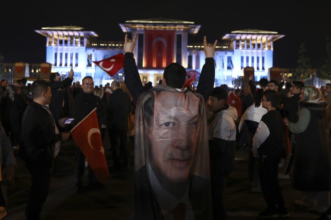 Χιλιάδες κόσμου βγήκε στους δρόμους να πανηγυρίσει τη νίκη Ερντογάν - AP