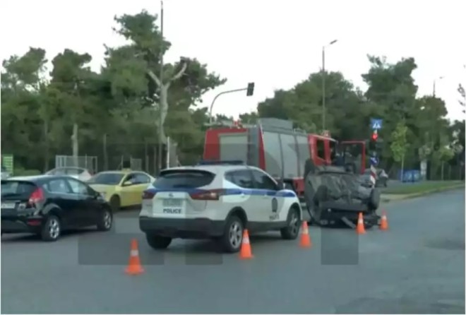 Αυτοκίνητο έπεσε σε ΚΑΦΑΟ στη λεωφόρο Μαραθώνος και αναποδογύρισε - ΕΡΤ
