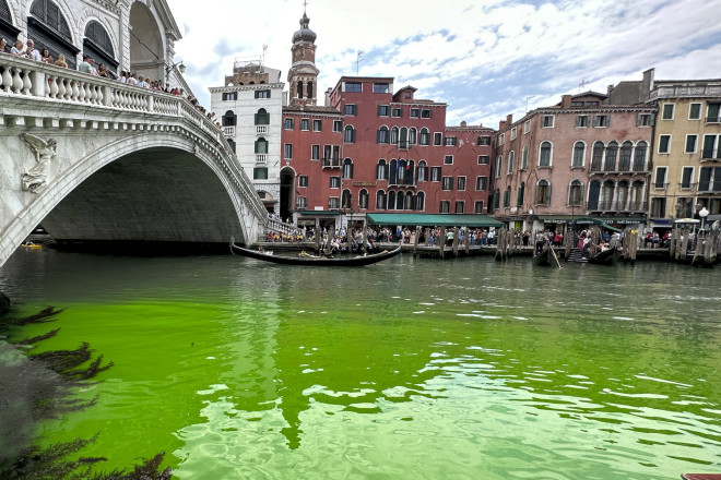 Οι αρχές πήραν δείγμα από το πράσινο νερό/ AP Photo/Luigi Costantini