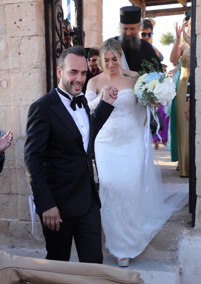 Ο Πάνος Μουζουράκης γαμπρός με την πανέμορφη νύφη, Μαριλού Κόζαρη 