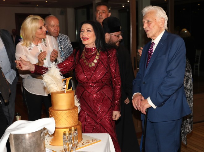 Ζωζώ Σαπουντζάκη: Η τούρτα ήταν η καταλληλότερη για μια... βασίλισσα της νύχτας!