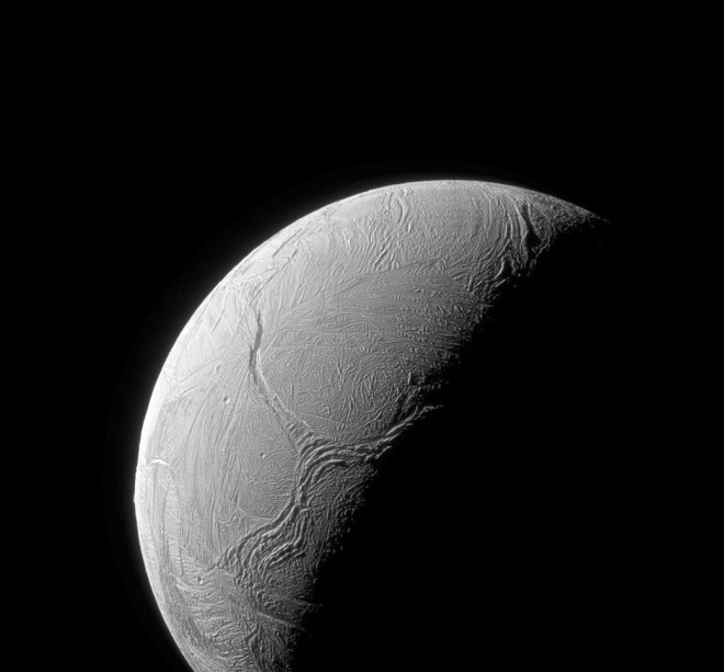 Εγκέλαδος: Το φεγγάρι του Κρόνου κρύβει τεράστιο πίδακα νερού