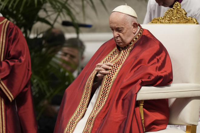 Τον τελευταίο καιρό αυξάνεται η ανησυχία για την κατάσταση της υγείας του πάπα Φραγκίσκου - AP