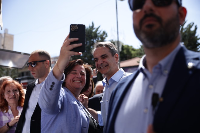 Ο πρόεδρος της Νέας Δημοκρατίας ευχαρίστησε τους πολίτες για τη στήριξή τους, ενώ έβγαλε και τις.. καθιερωμένες selfies