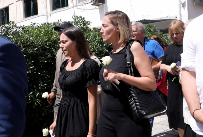 Γιώργος Γεωργίου: Η κόρη και η σύζυγός του στην κηδεία του