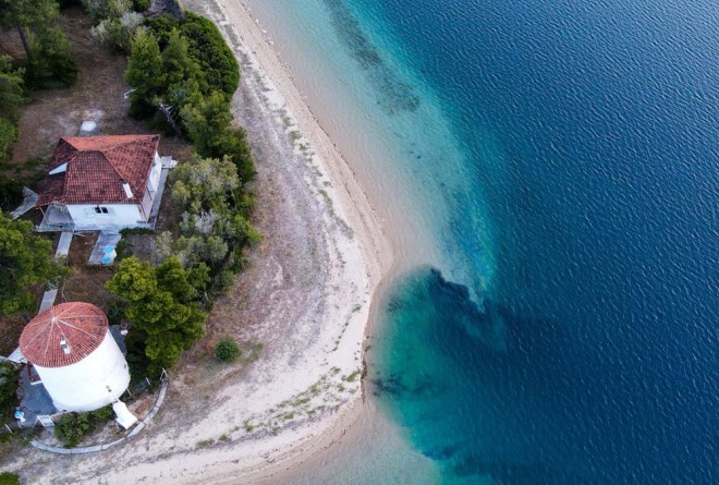 Τμήμα της παραλίας του Μύλου Γιάλτρων στην Αιδηψό βυθίστηκε μετά τον σεισμό στην Αταλάντη