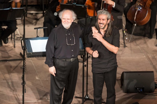 Ο Γιάννης Μαρκόπουλος σε συναυλία στο Ηρώδειο το 2019 με τον Γιάννη Χαρούλη