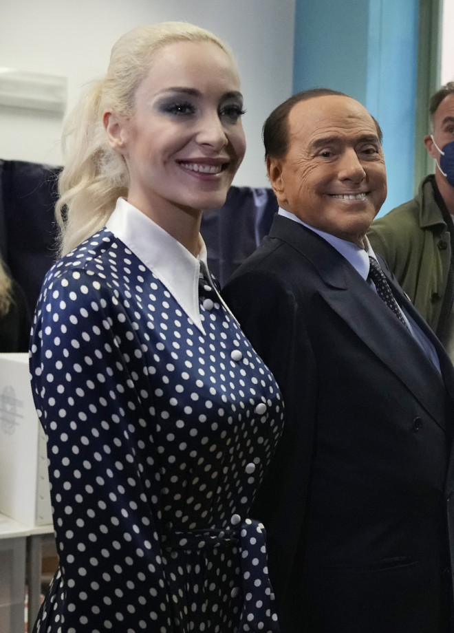 Ο Σίλβιο Μπερλουσκόνι με την τελευταία του σύζυγο Μάρτα Φασίνα - ΑP