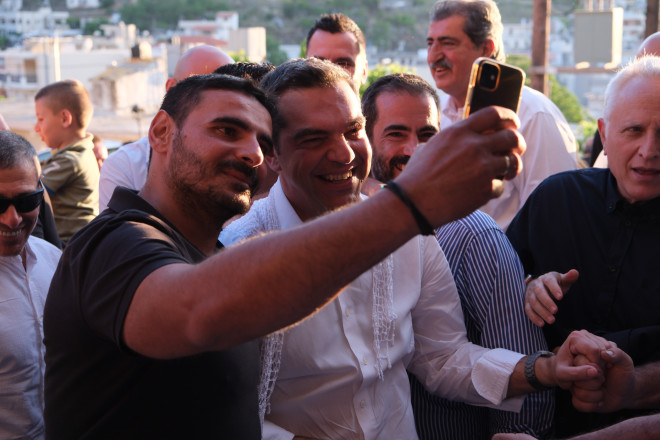 Ο πρόεδρος του ΣΥΡΙΖΑ δέχθηκε κεράσματα και δεν είπε «όχι» σε selfies