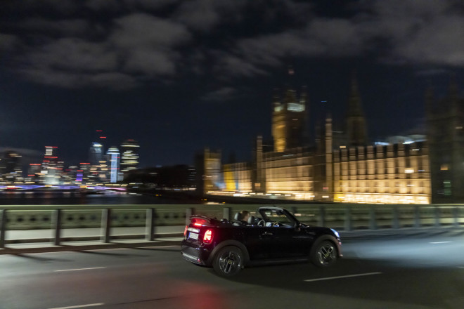 Το MINI Cooper SE Cabrio στο Λονδίνο