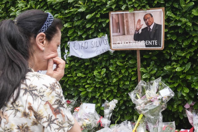 Ο κόσμος αποχαιρετά τον «πρόεδρο Μπερλουσκόνι» με λουλούδια και σημειώματα έξω από τη βίλα του/ AP Photo/Luca Bruno
