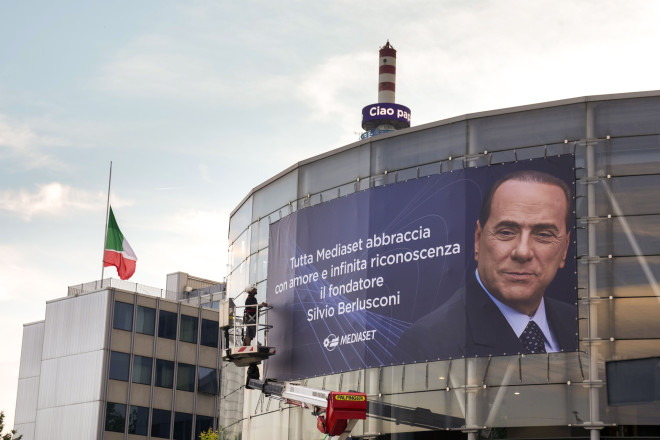Μια γιγαντιαία αφίσα έχει στηθεί στα κεντρικά γραφεία του ομίλου Mediaset μετά τον θάνατο του μεγιστάνα των μέσων ενημέρωσης/ AP Photo Luca Bruno
