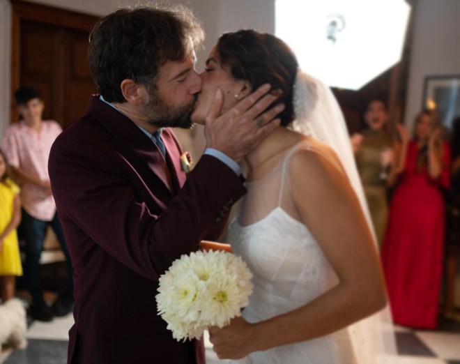 Ο Κωστής Μαραβέγιας και η Τόνια Σωτηροπούλου παντρεύτηκαν με πολιτικό γάμο στην Ύδρα