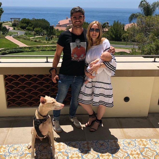 Ο Χρήστος Βασιλόπουλος κι η Σάρα Κόνερ αγκαλιά με τον γιο τους / Πηγή: Instagram