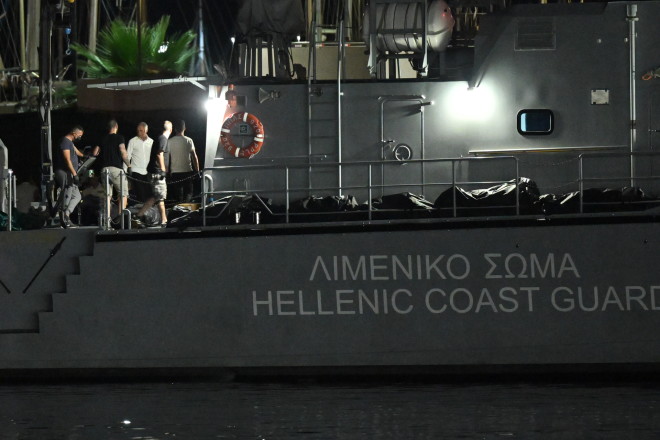 H φρεγάτα Κανάρης μετέφερε τις σορούς από το ναυάγιο στην Πύλο στο λιμάνι της Καλαμάτας/ Eurokinissi Νικολόπουλος Αντώνης