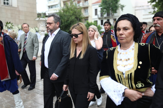Μαυροντυμένη και δακρυσμένη η Ελένη Μαρκοπούλου στην κηδεία του πατέρα της, Γιάννη Μαρκόπουλου - Φωτογραφία Eurokinissi