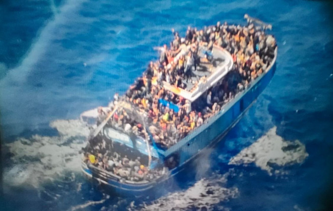 Φωτογραφία που δόθηκε στην δημοσιότητα από το Λιμενικό Σώμα - Ελληνική Ακτοφυλακή και απεικονίζει το αλιευτικό σκάφος με μεγάλο αριθμό μεταναστών να πλέει στα διεθνή ύδατα νοτιοδυτικά της Πελοποννήσου